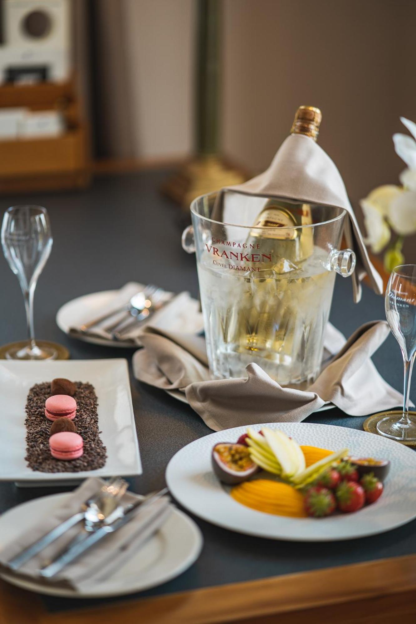 Beau Rivage Hotel Neuchatel Ngoại thất bức ảnh Champagne in a champagne bucket