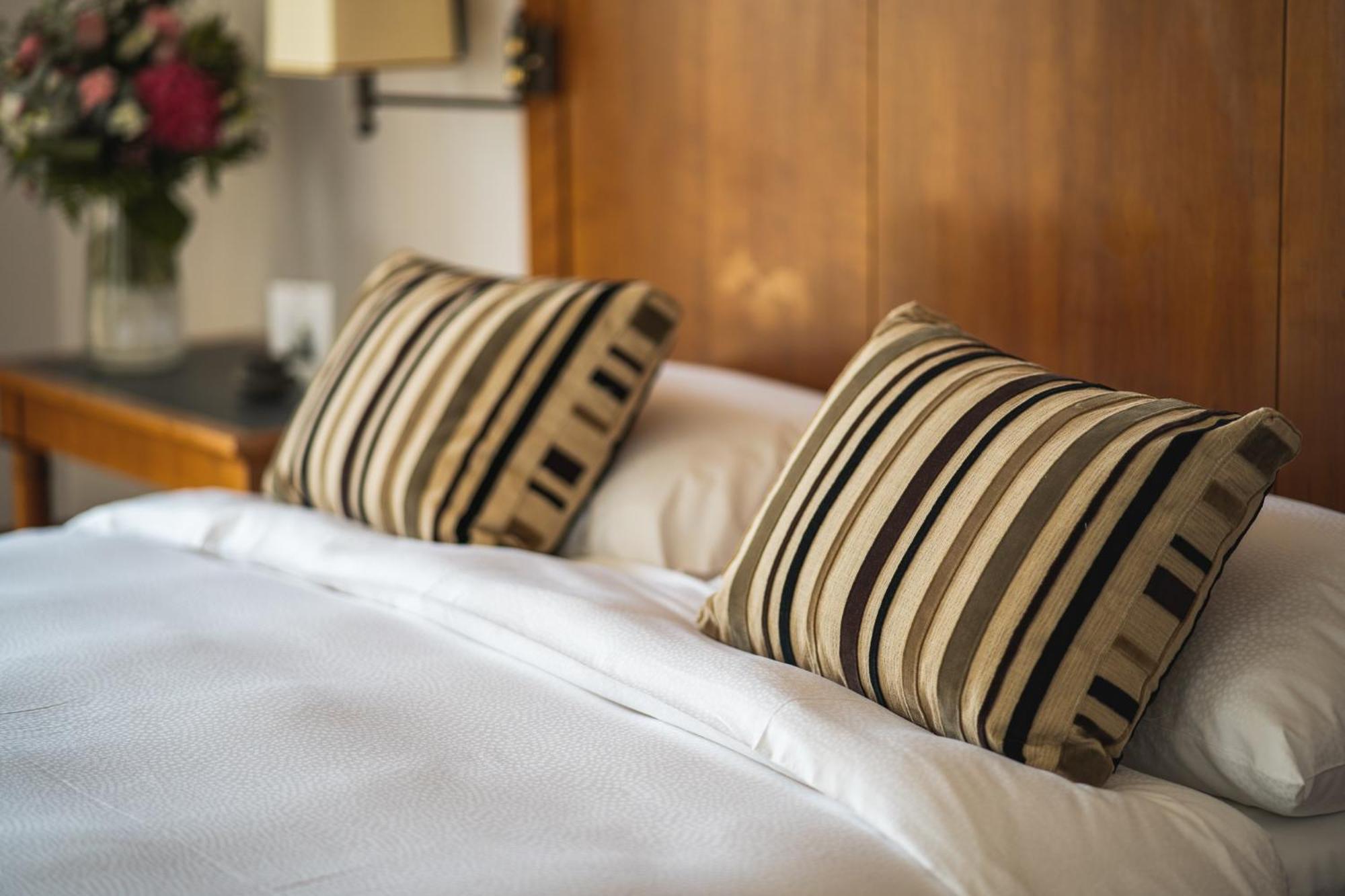 Beau Rivage Hotel Neuchatel Ngoại thất bức ảnh Pillows on a bed