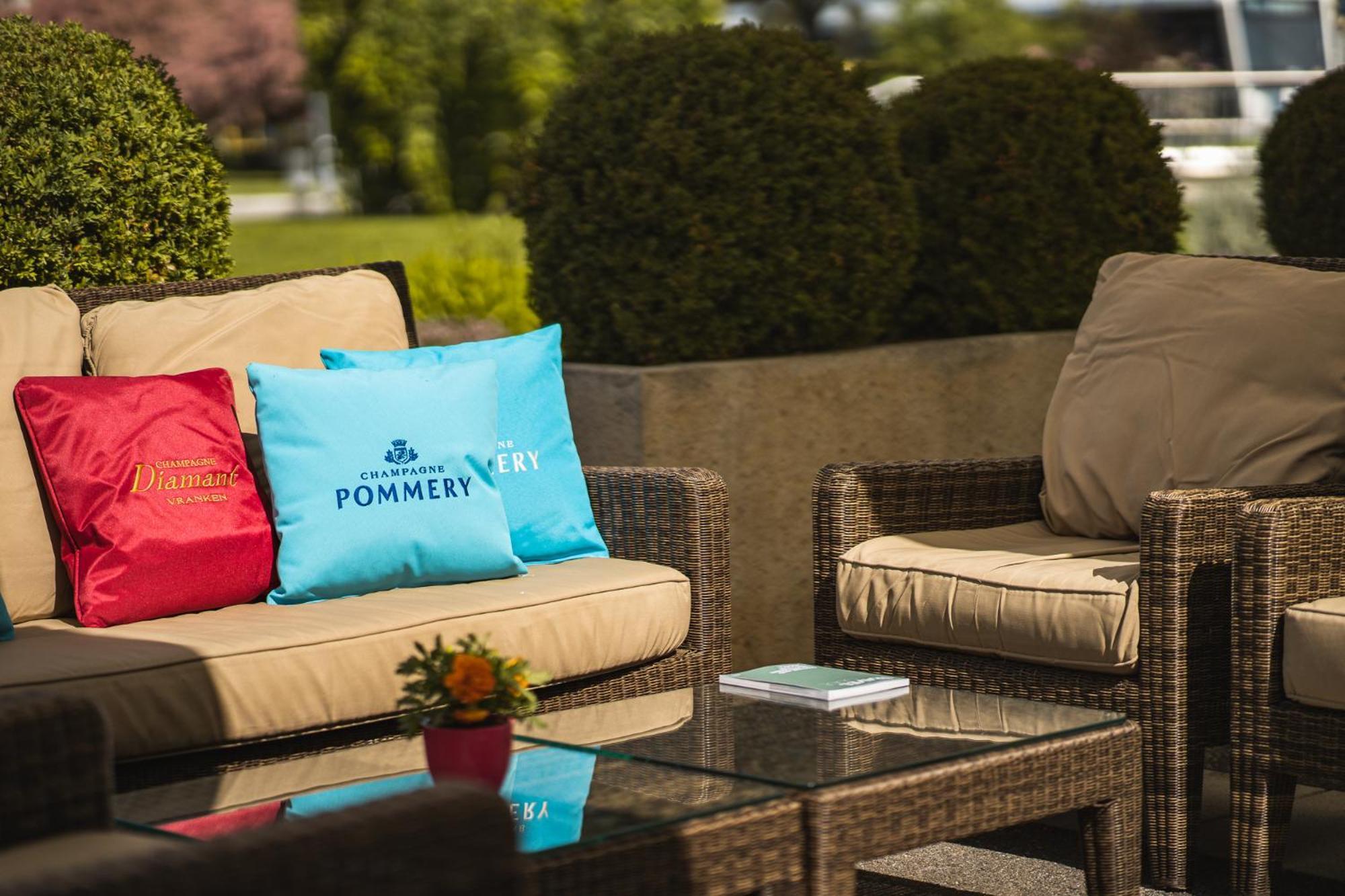 Beau Rivage Hotel Neuchatel Ngoại thất bức ảnh The Terrace at The Ivy